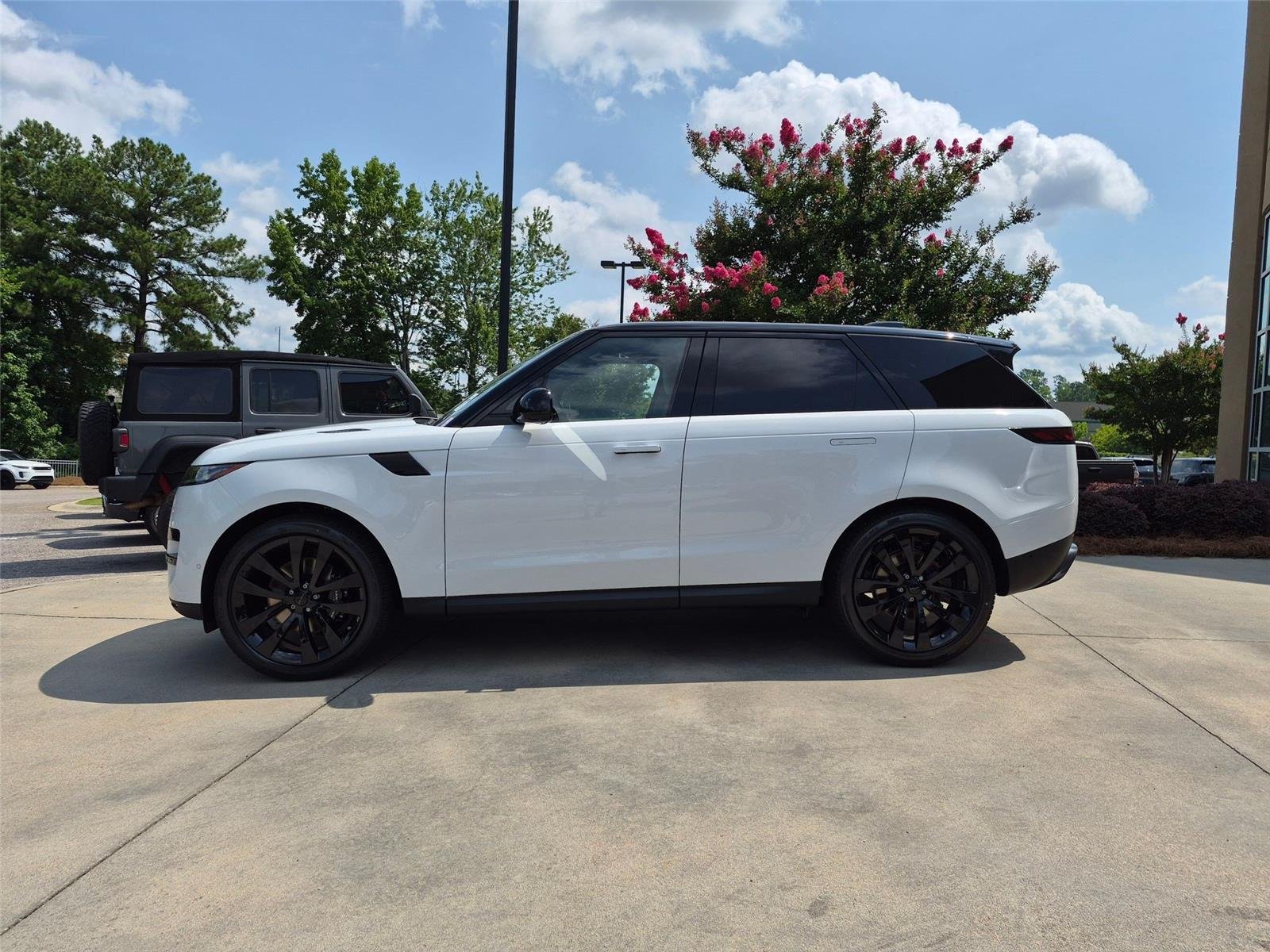 New 2026 Fuji White Land Rover SE image 8