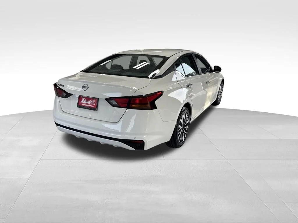 Used 2025 White Nissan 2.5 SV image 5
