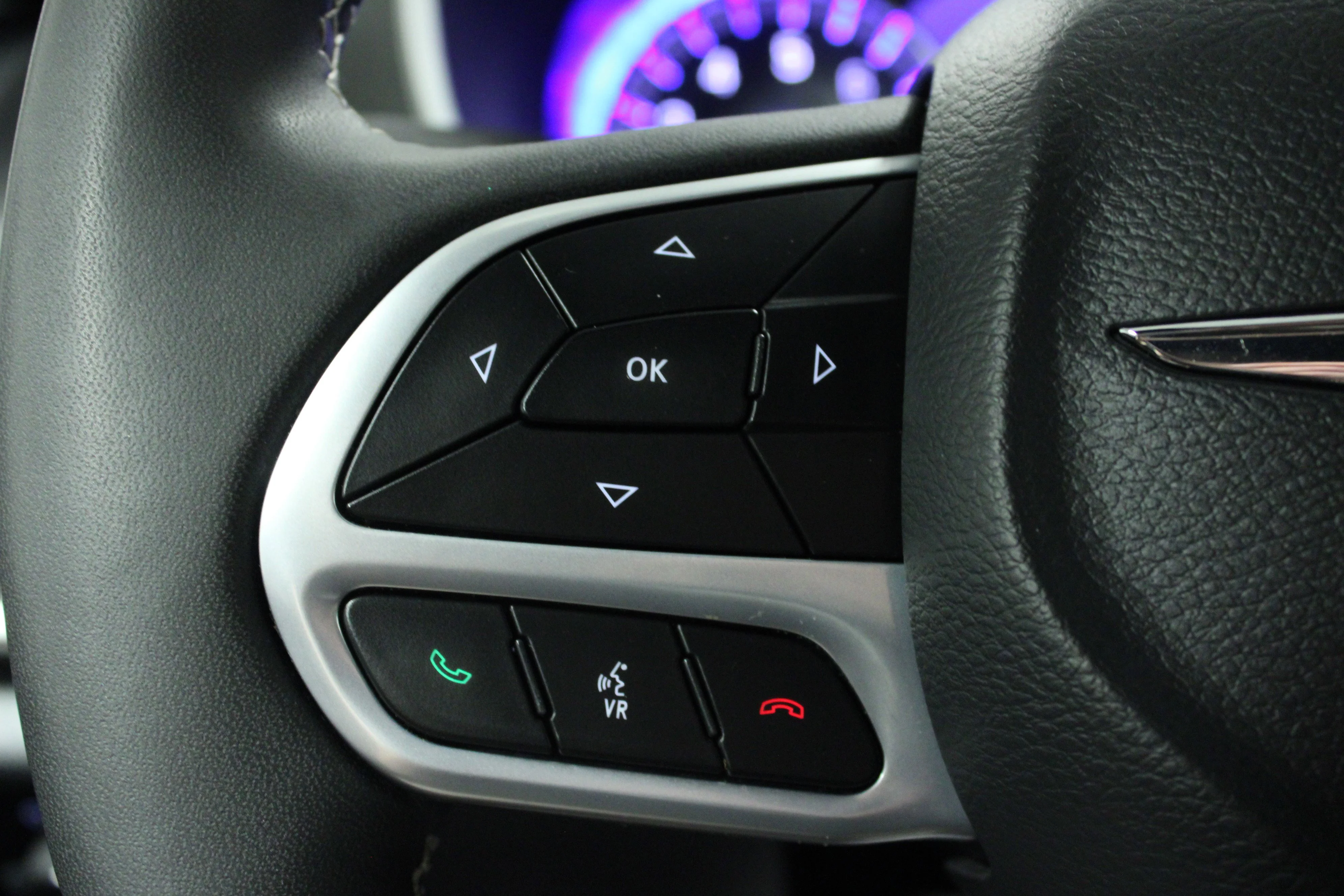 Used 2025 Ceramic Gray Clearcoat Chrysler Select image 21