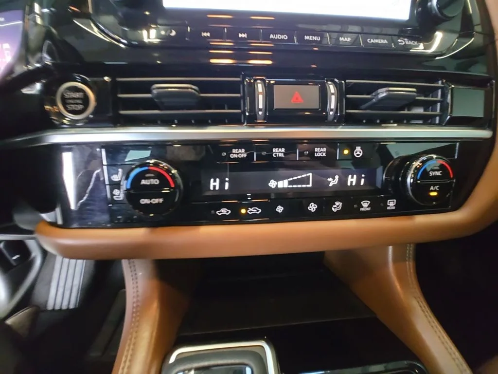 Used 2023 White Nissan Platinum image 17