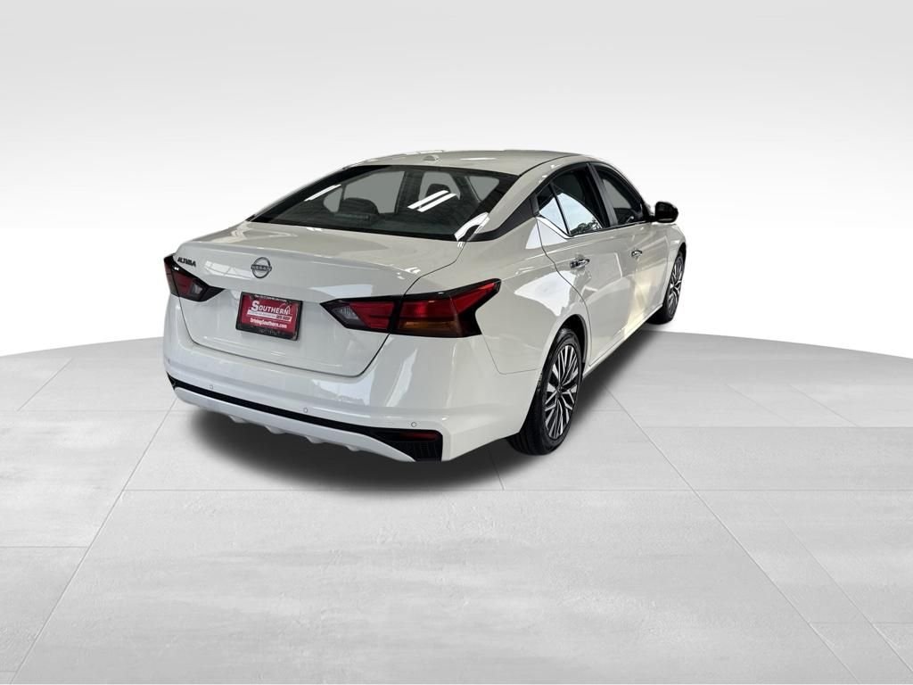 Used 2025 White Nissan 2.5 SV image 5