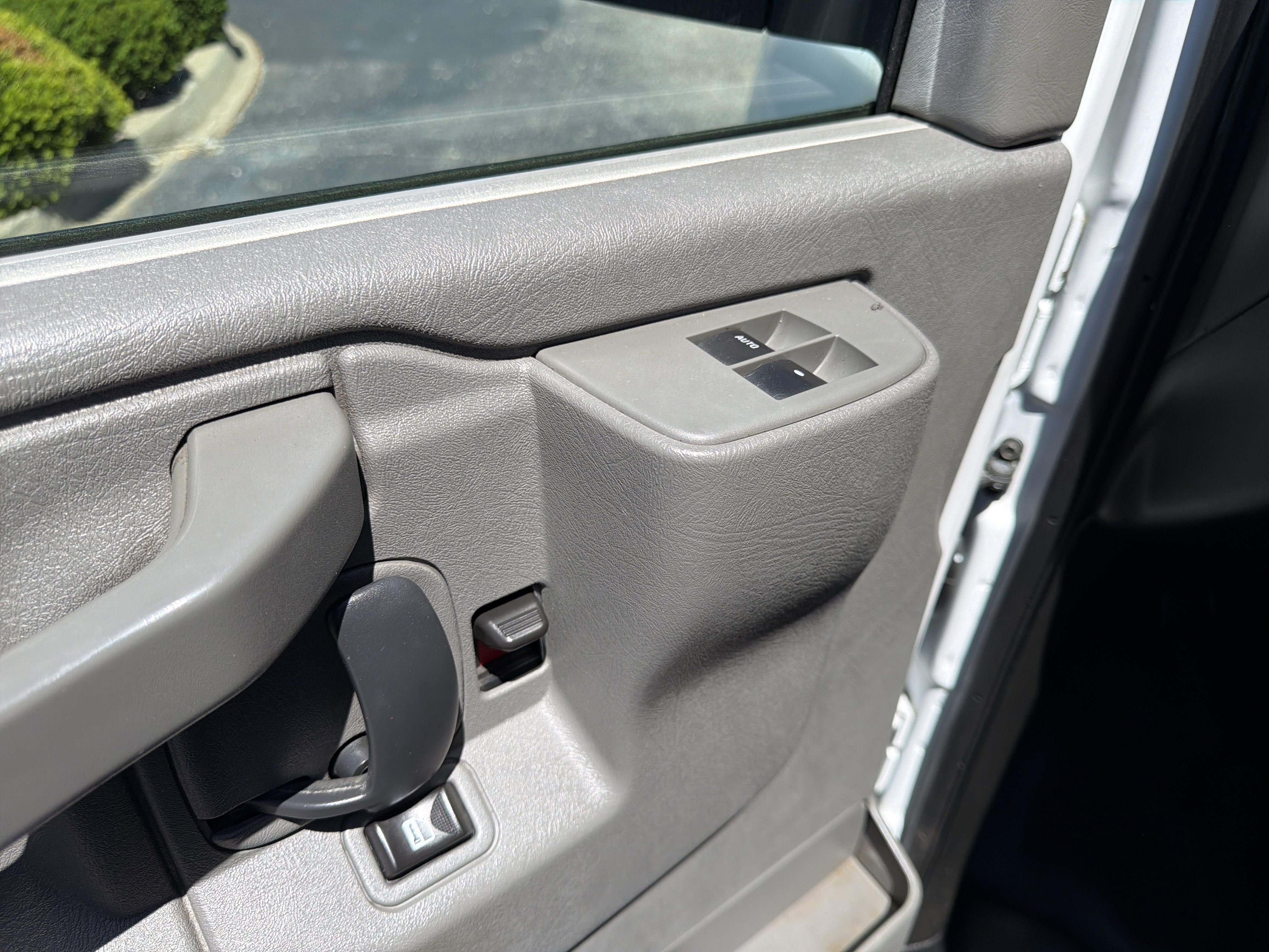 Used 2018 Summit White Chevrolet  image 11