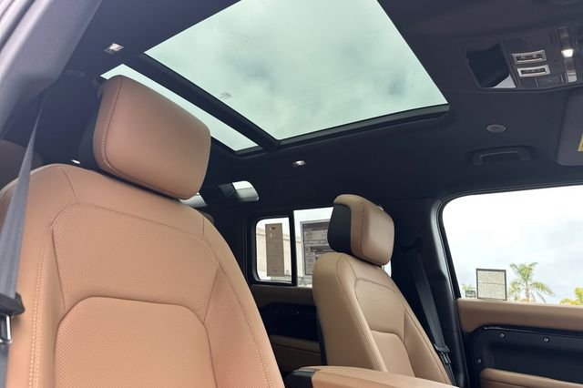 New 2026 Santorini Black Land Rover S image 15