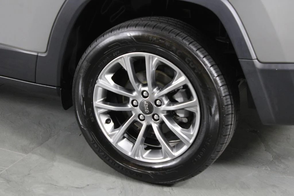 Used 2020 Gray Jeep Latitude Plus image 13