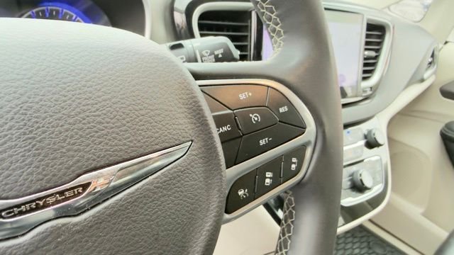 Used 2023 White Chrysler Touring L image 19