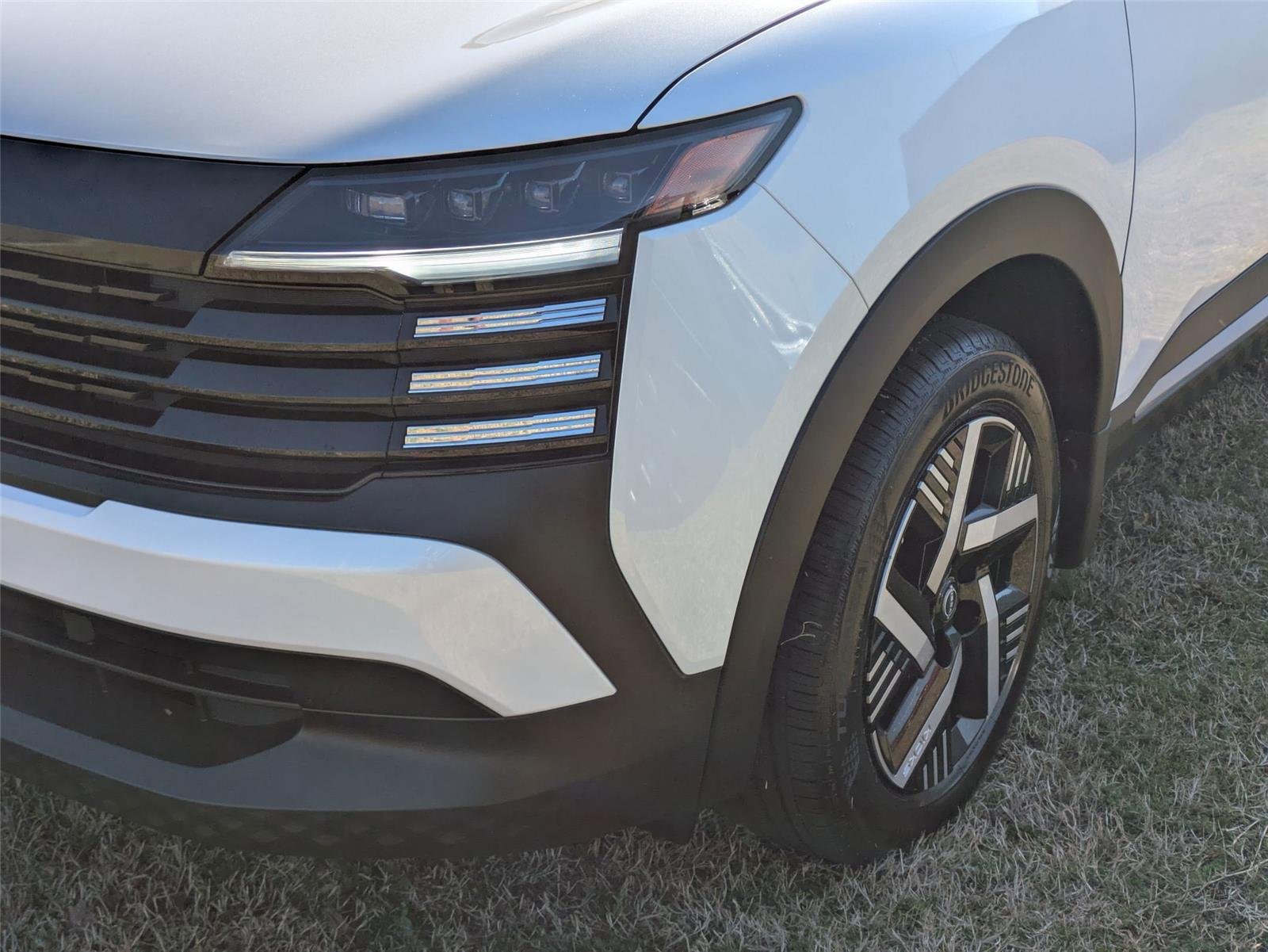 New 2025 Two-tone Aspen White TriCoat / Super Black Nissan SV image 10