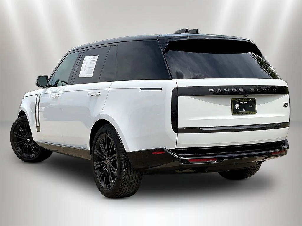 Used 2023 Fuji White Land Rover SE image 4