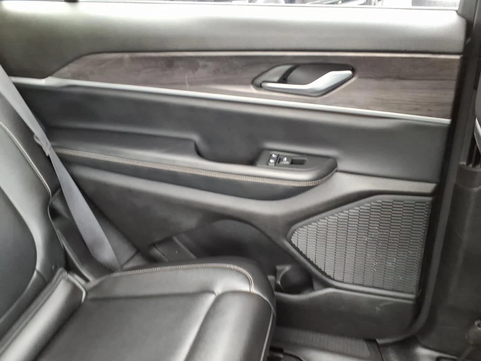 Used 2023 Silver Zynith Jeep Limited image 21