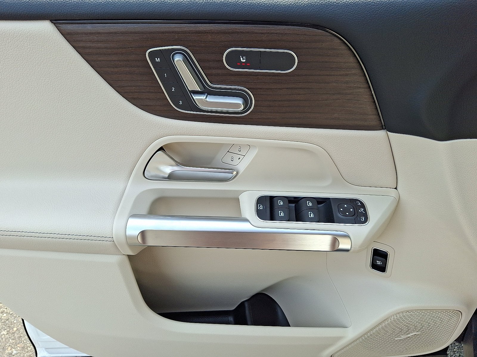 New 2026 Polar White Mercedes-Benz GLB 250 image 7