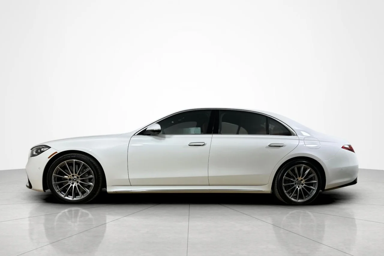 Used 2024 MANUFAKTUR Moonlight White Metallic Mercedes-Benz S 580e image 2