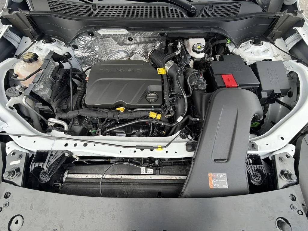 Used 2025 Summit White Chevrolet 2RS image 36