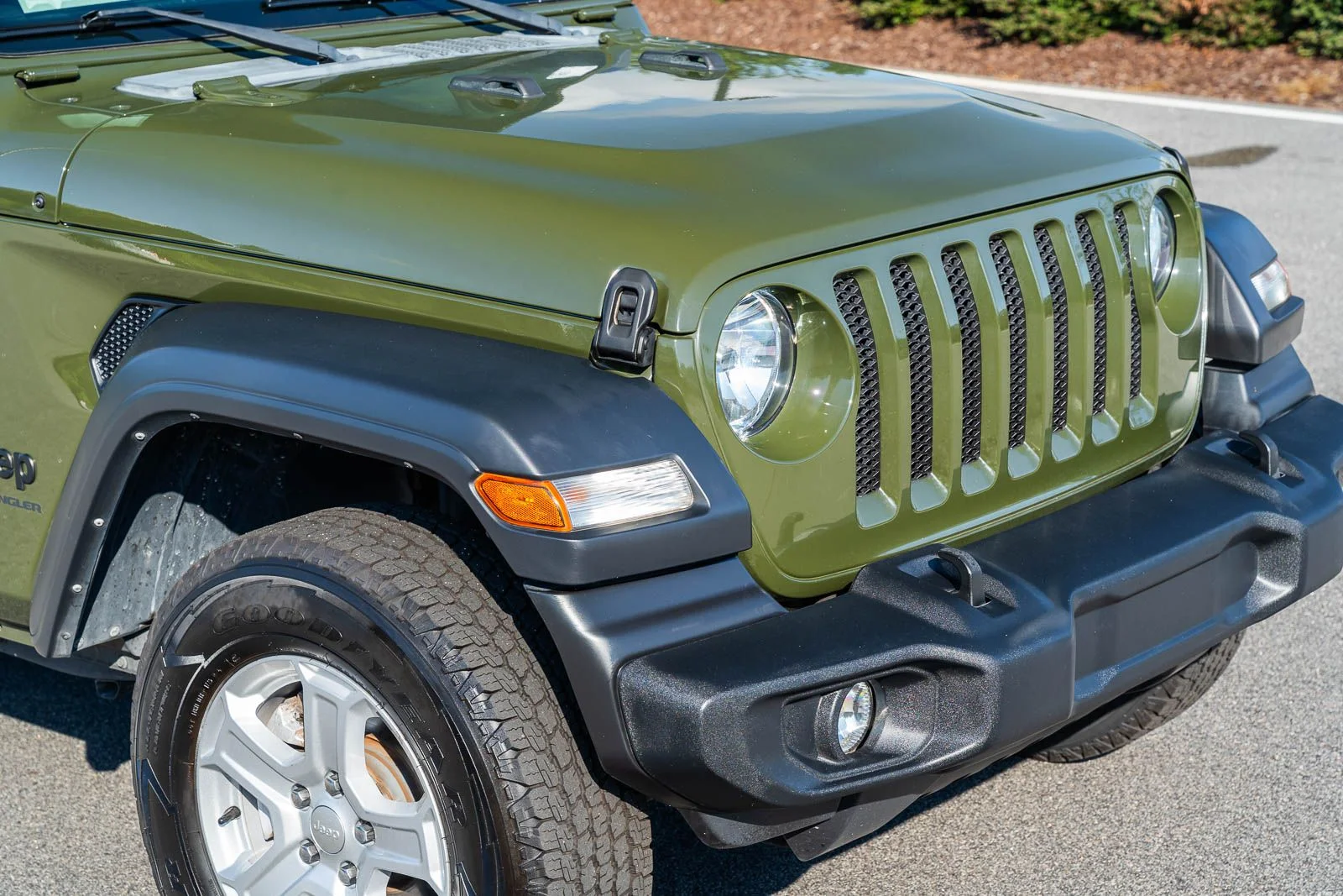 Used 2023 Green Jeep Sport S image 9