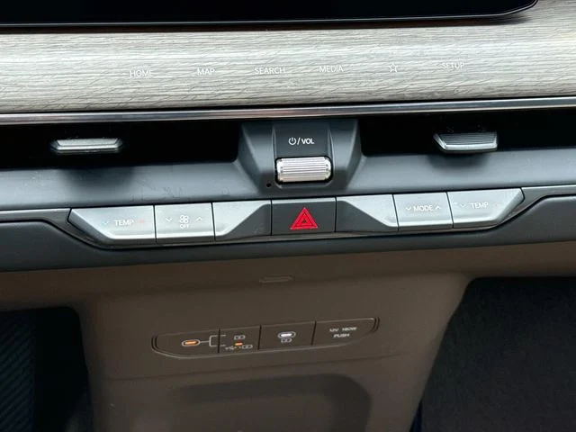 Used 2024  Kia Land image 18