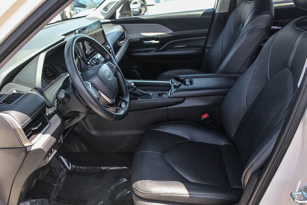 Used 2024 White Toyota Platinum image 19