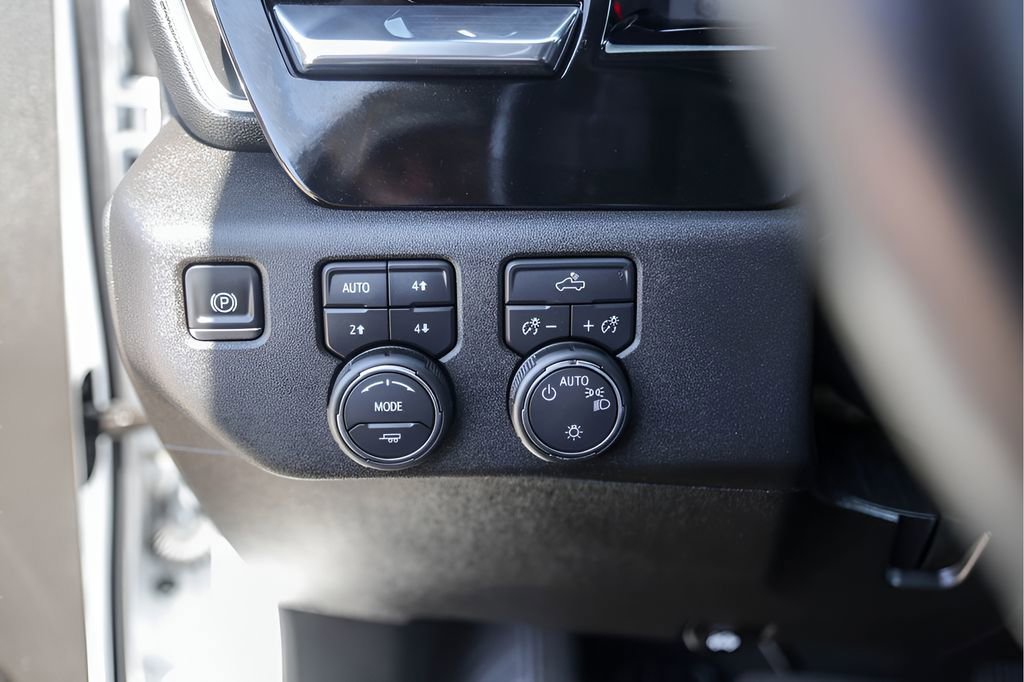 Used 2025 Summit White Chevrolet LT image 18