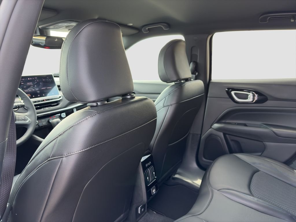 New 2026 Diamond Black Crystal Pearlcoat Jeep Latitude image 17