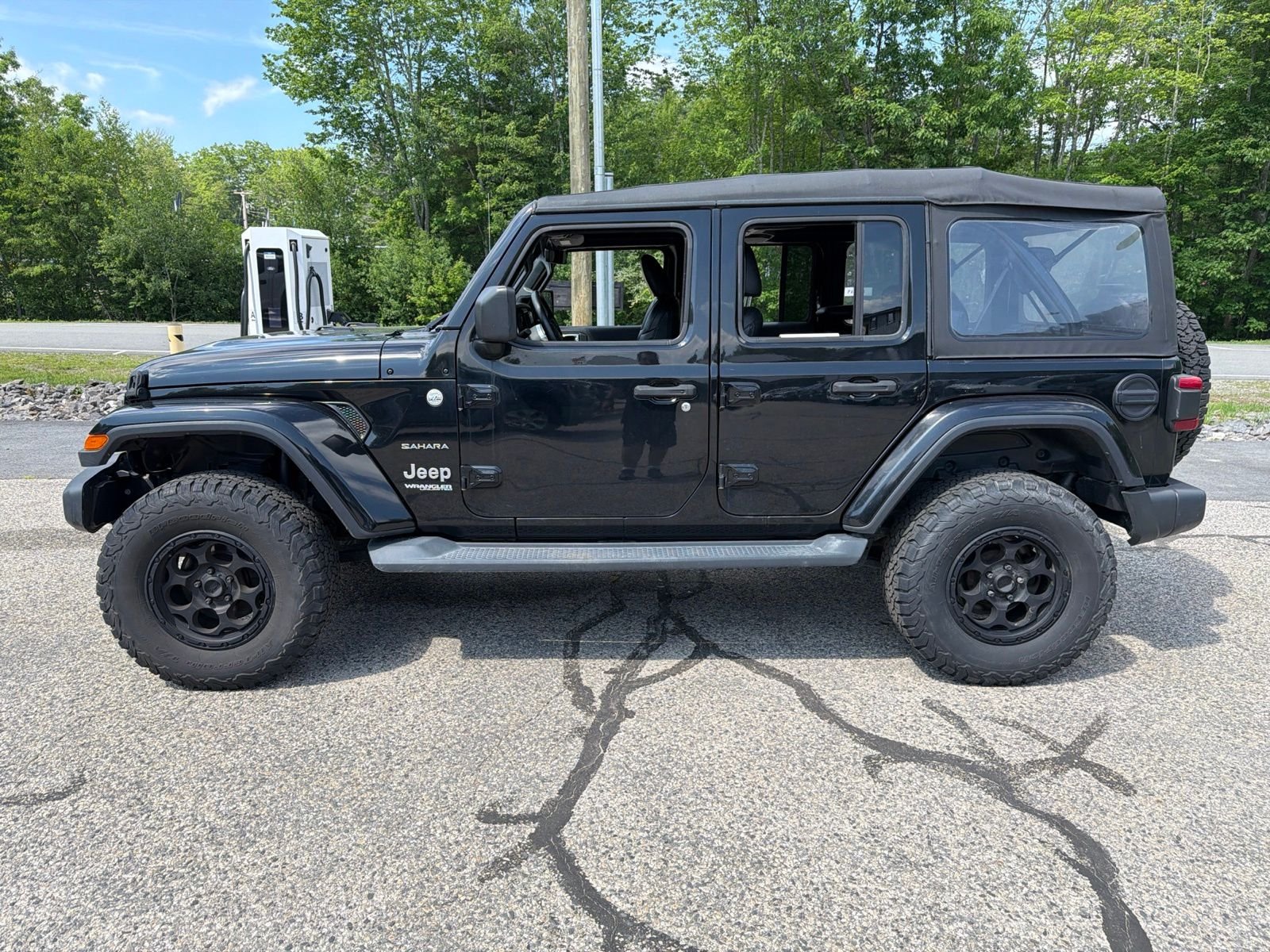 Used 2020 Black Jeep Unlimited Sahara image 4