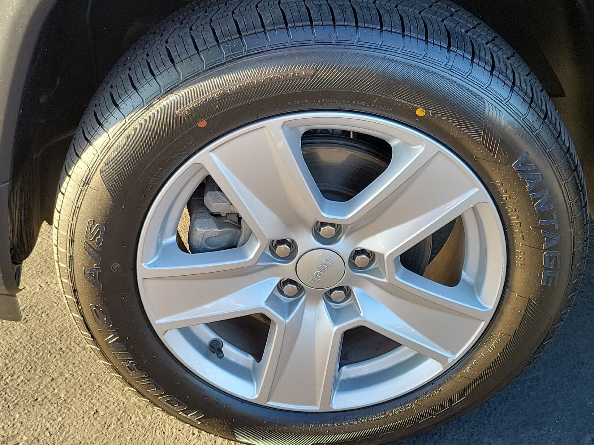 Certified Used 2022 Gray Jeep Latitude image 6
