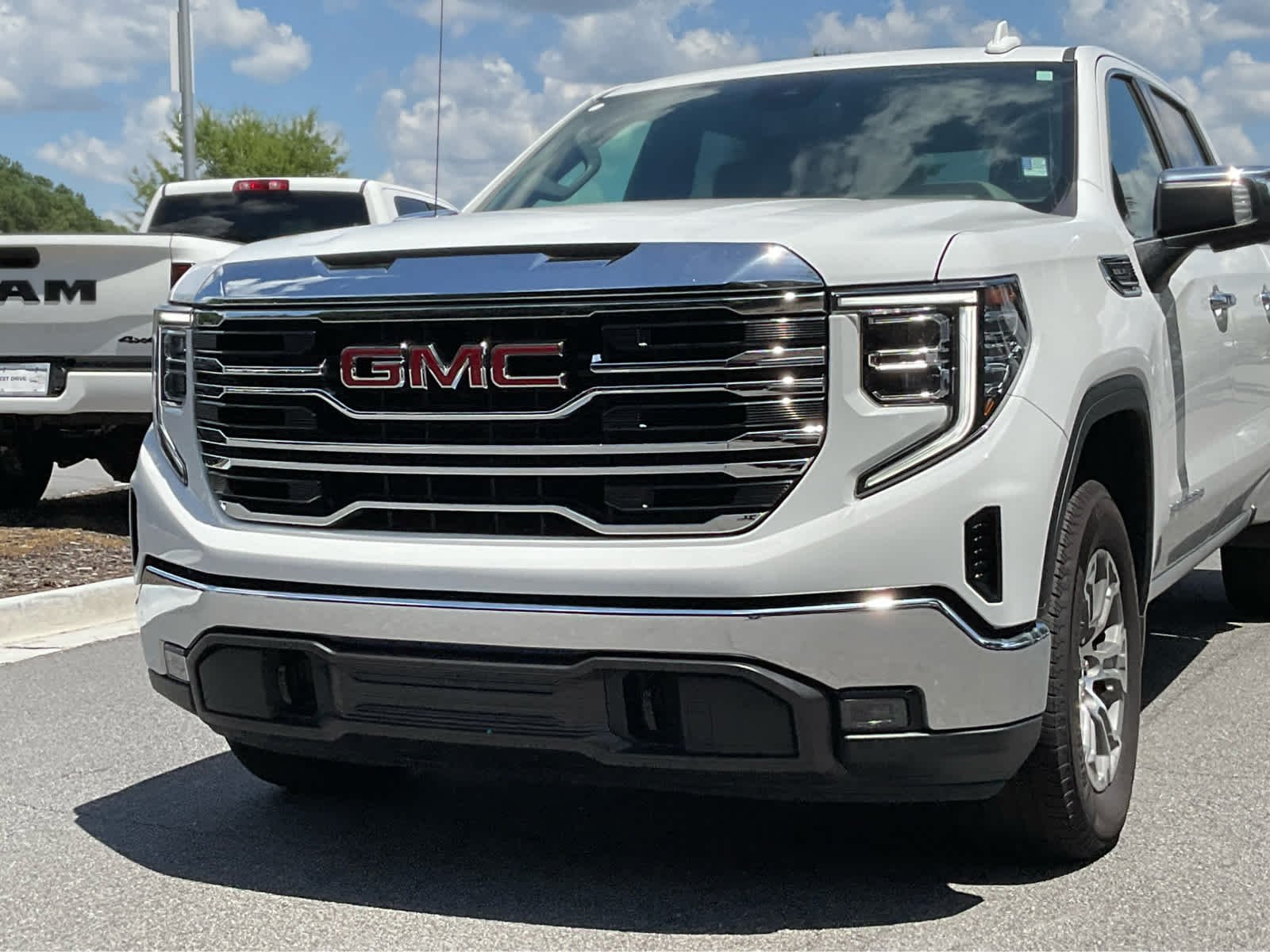 Used 2024 Summit White GMC SLT image 9