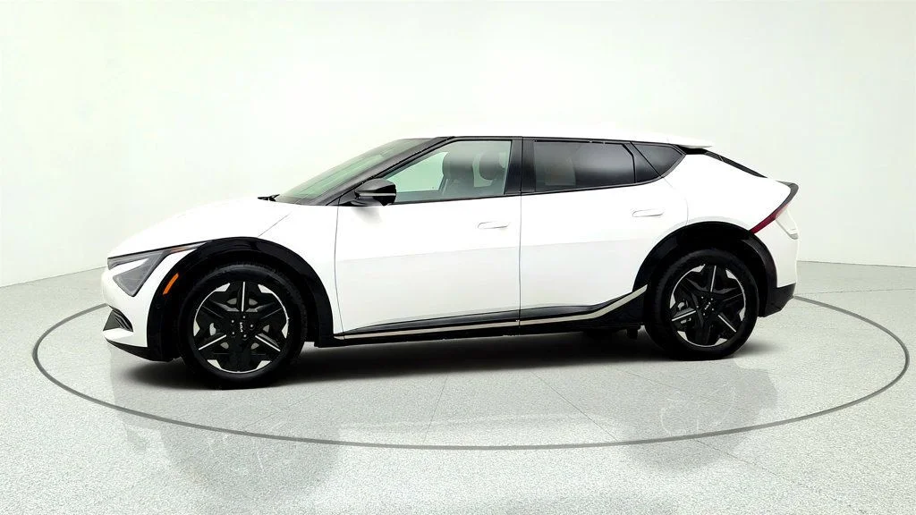 Used 2025 Glacier White Pearl Kia Wind AWD image 8