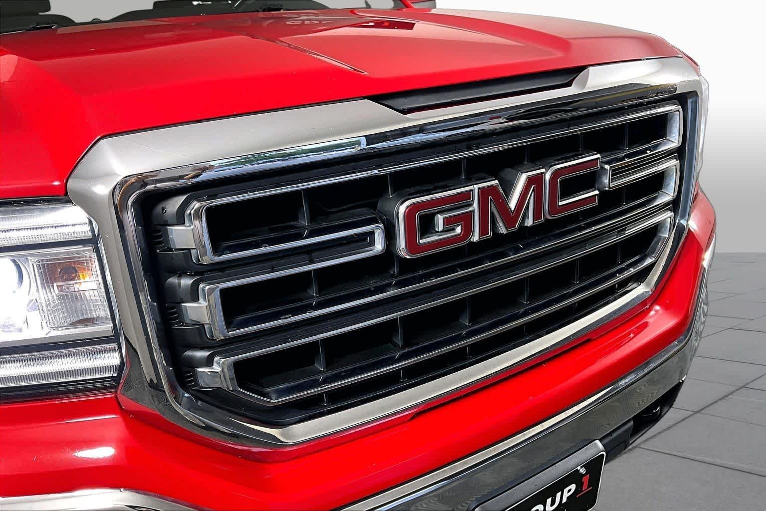 Used 2018 Cardinal Red GMC SLE image 28