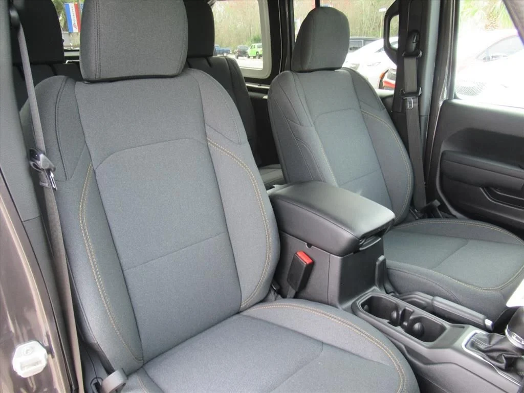 New 2026 Granite Crystal Metallic Clearcoat Jeep Sport S image 9