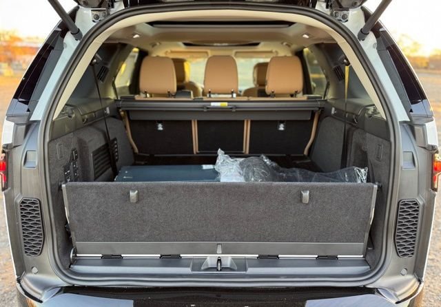 New 2025 Fuji White Land Rover Metropolitan Edition image 10