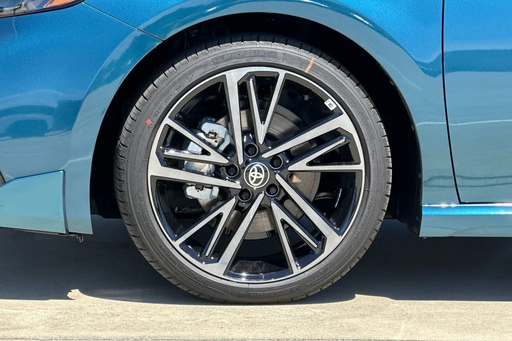New 2026 Ocean Gem with Midnight Black Metallic roof <sup>1</sup> Toyota  XSE image 23
