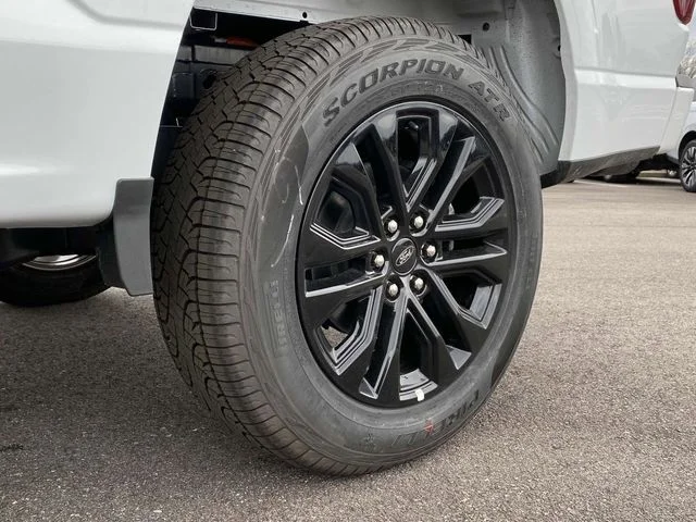 New 2025 Oxford White Ford XLT image 9