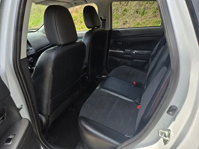 Used 2025 White Mitsubishi  image 12