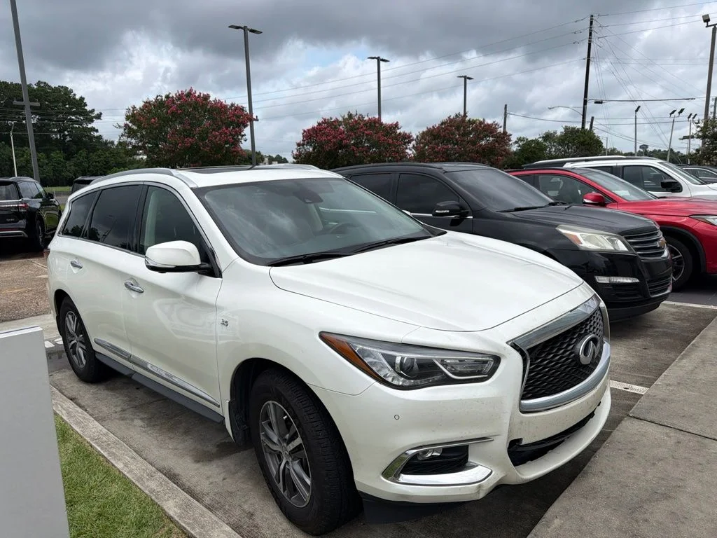 Used 2020 White INFINITI LUXE image 4