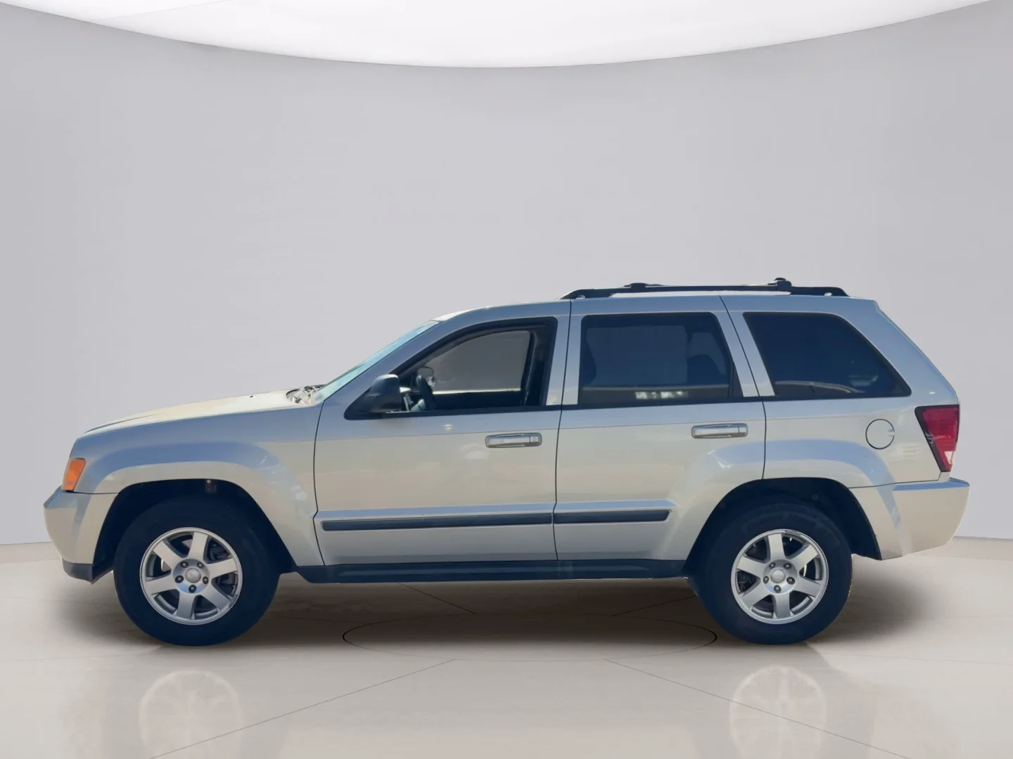 Used 2009 Gray Jeep LAREDO 4WD image 2