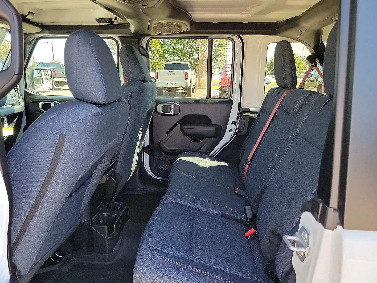 New 2026 PW7 Bright Whit Jeep 4-DOOR AMERICA250 image 9