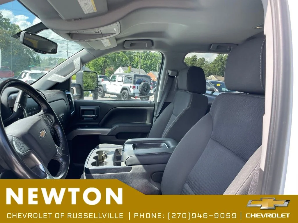 Used 2018 Summit White Chevrolet LT image 4
