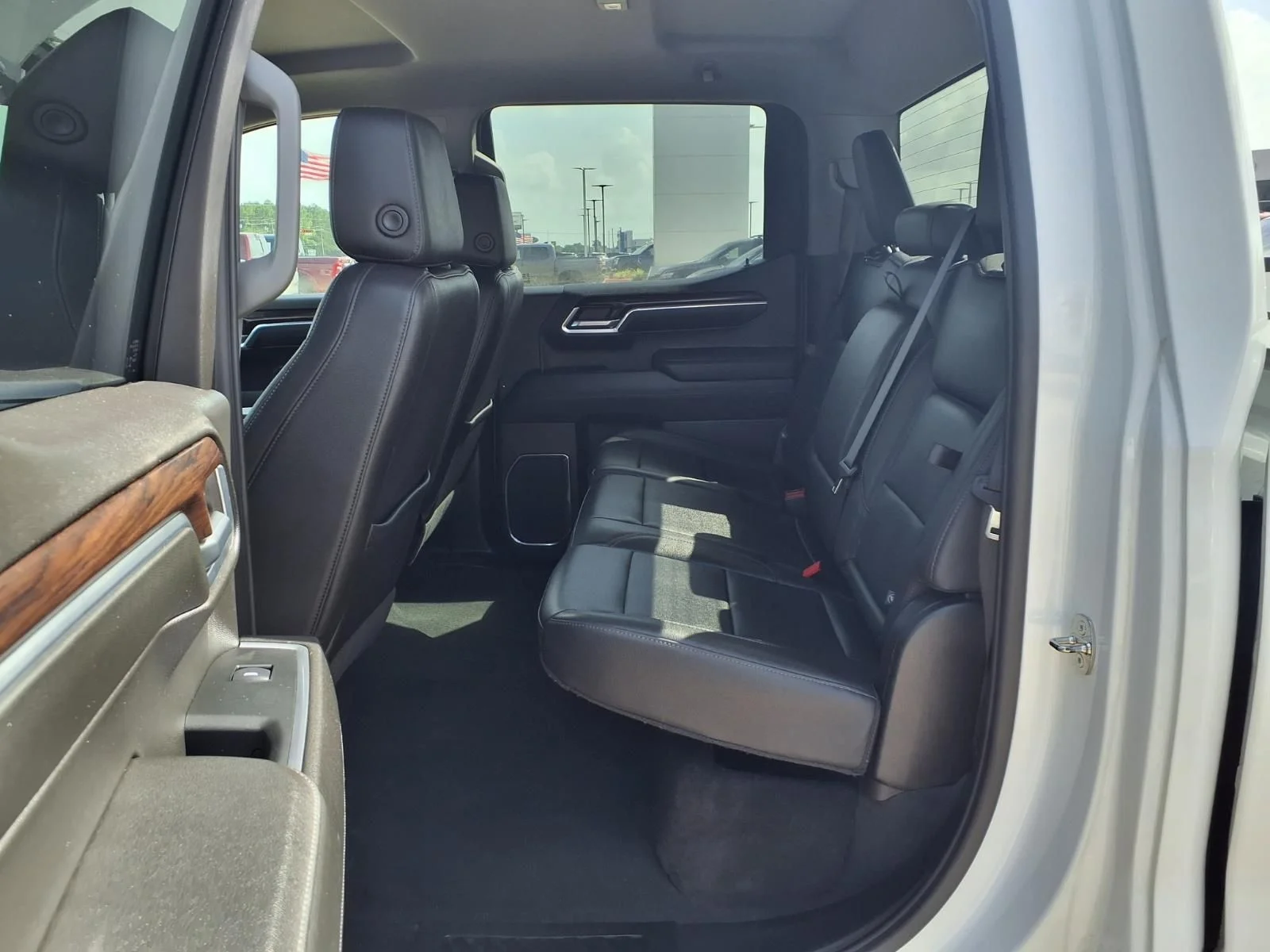 Used 2024 White GMC SLT image 9