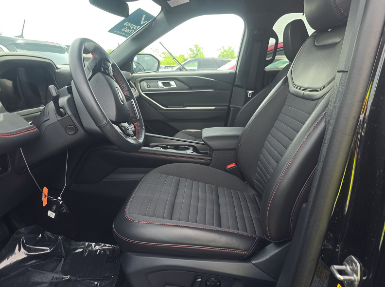 Used 2025 Agate Black Metallic Ford ST-Line image 6