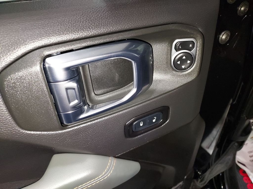 Used 2025 Black Jeep Mojave image 19