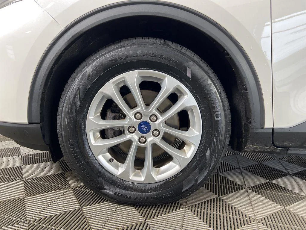 Used 2022 White Metallic Ford SE image 11