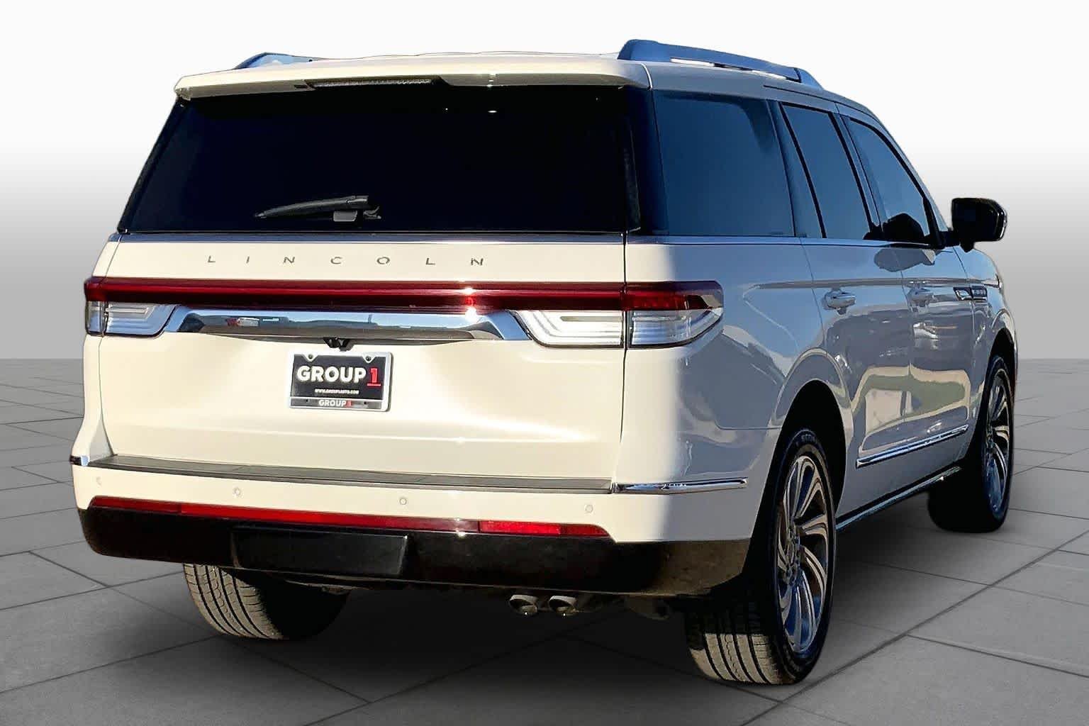 Used 2024 Pristine White Lincoln Reserve image 13