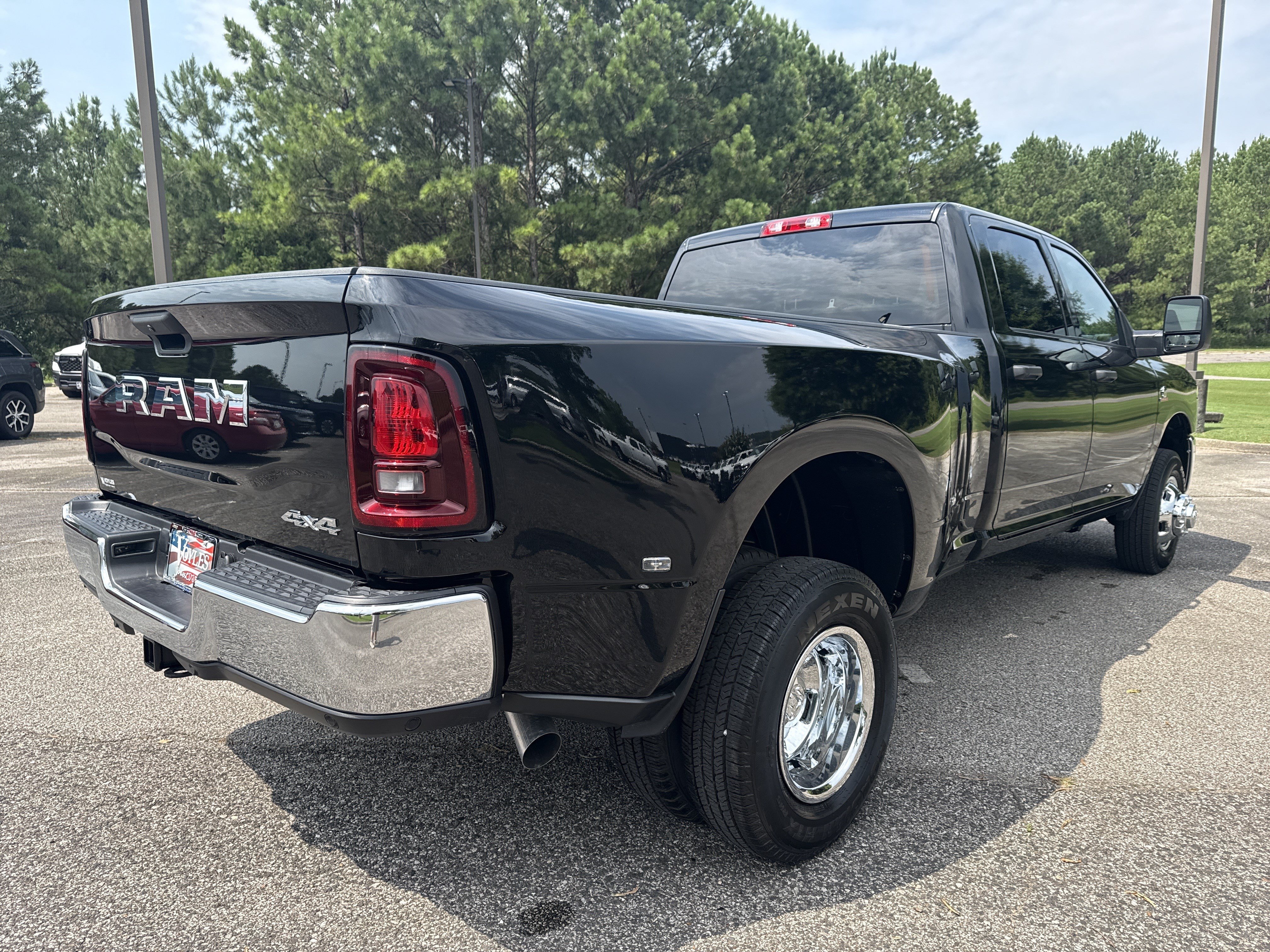 New 2026 Diamond Black Crystal Pearl-Coat Exterior Paint RAM Tradesman image 7