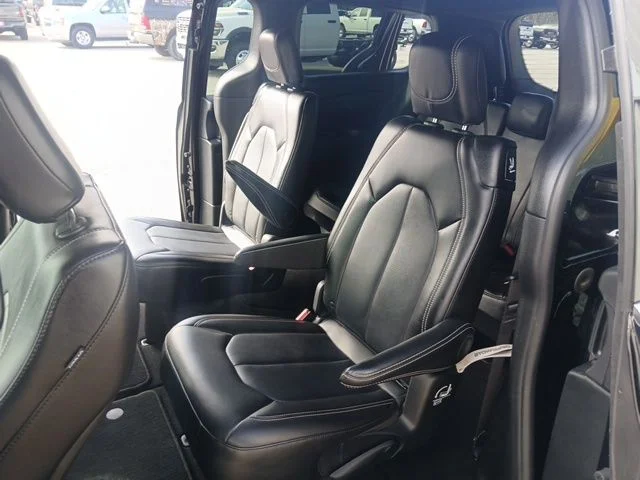 Used 2025 Black Chrysler Select image 19