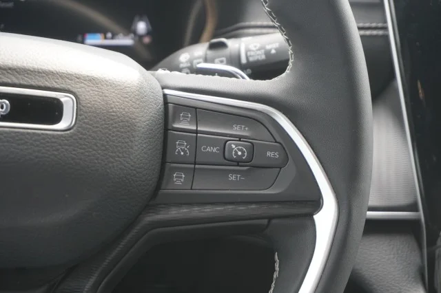 Used 2025  Jeep Laredo X image 28
