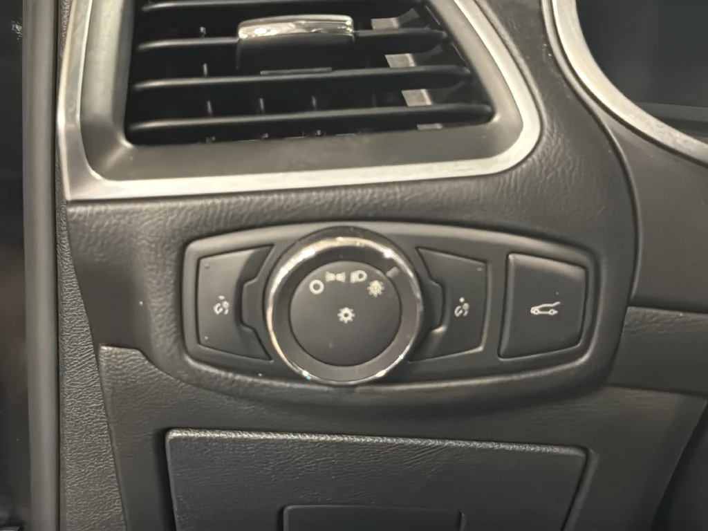 Used 2016  Ford Titanium image 16