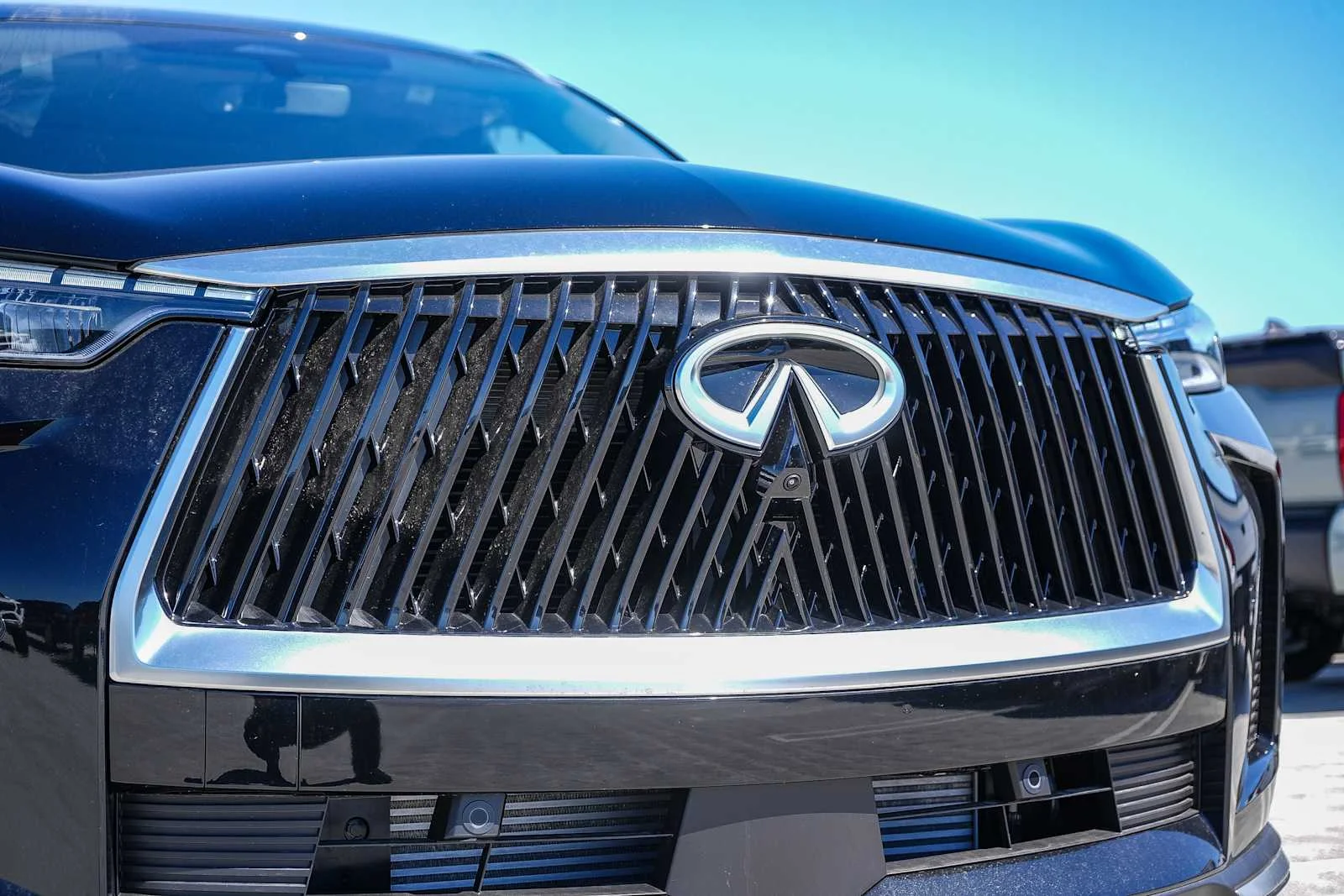 New 2027 MINERAL BLACK INFINITI Luxe FWD image 5