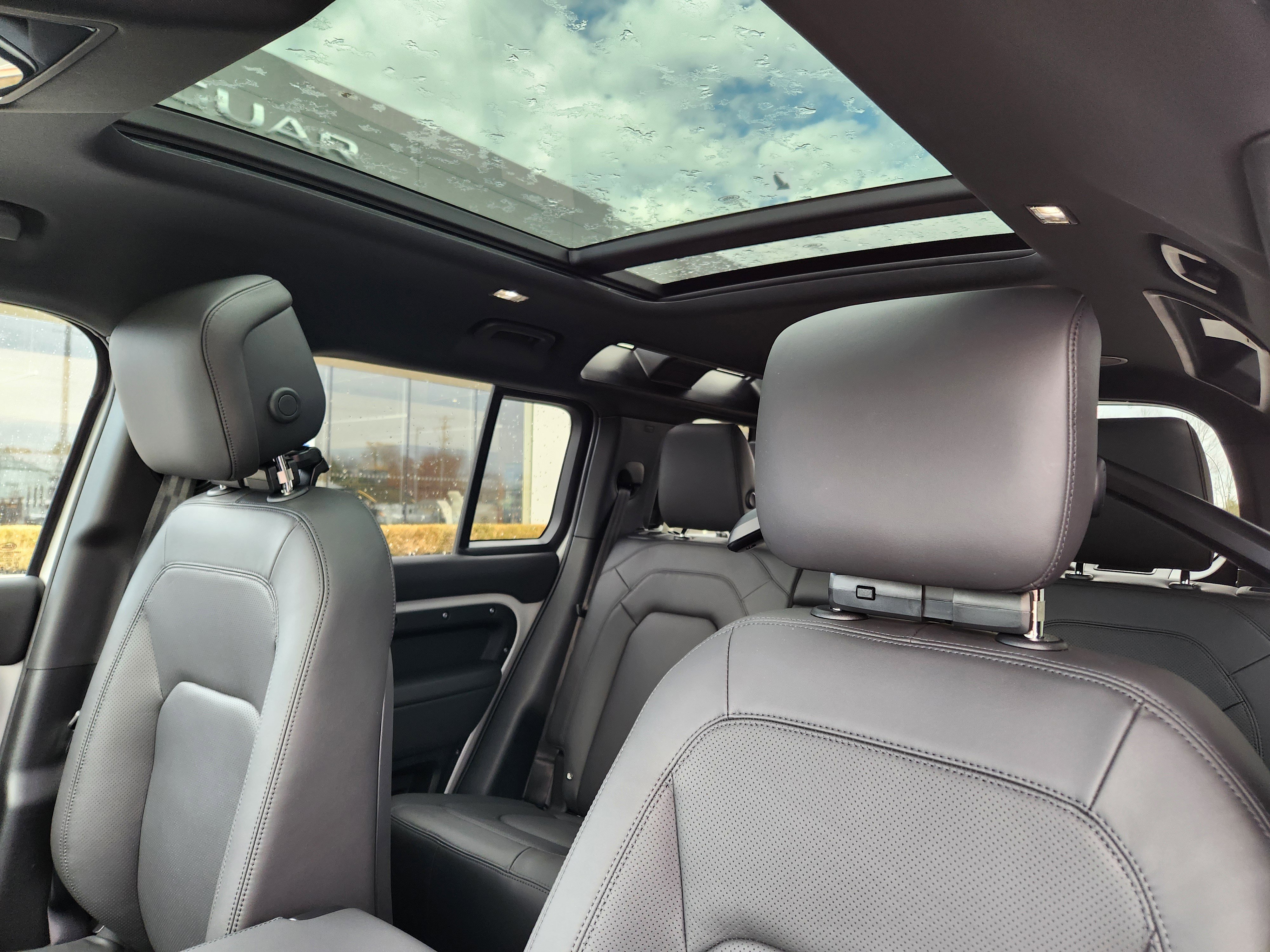 2026 Land Rover Defender X-Dynamic SE - Photo 10