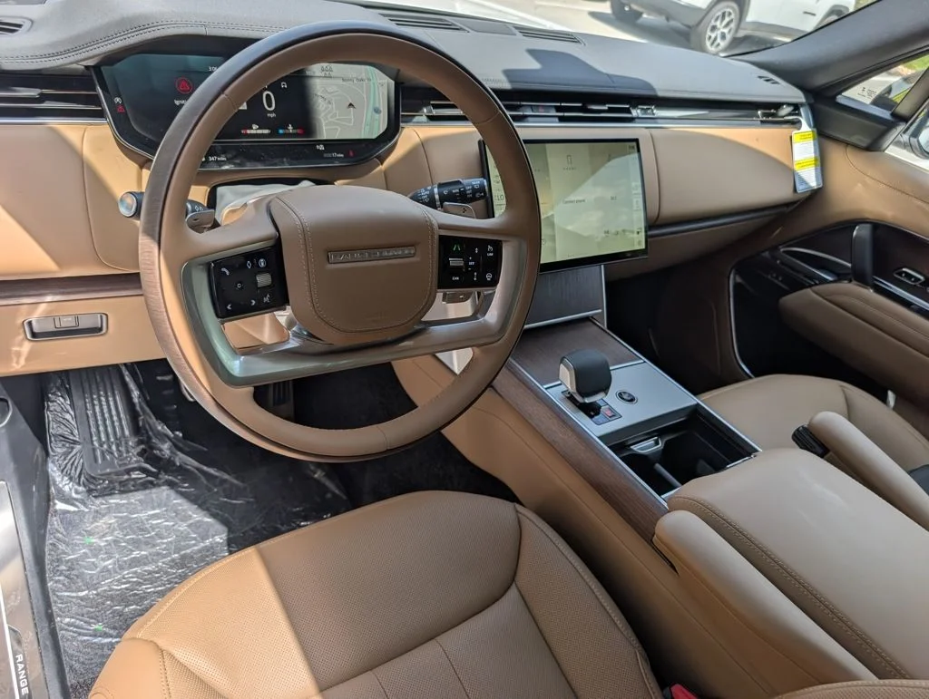 New 2026 Ostuni Pearl White Land Rover SE image 4