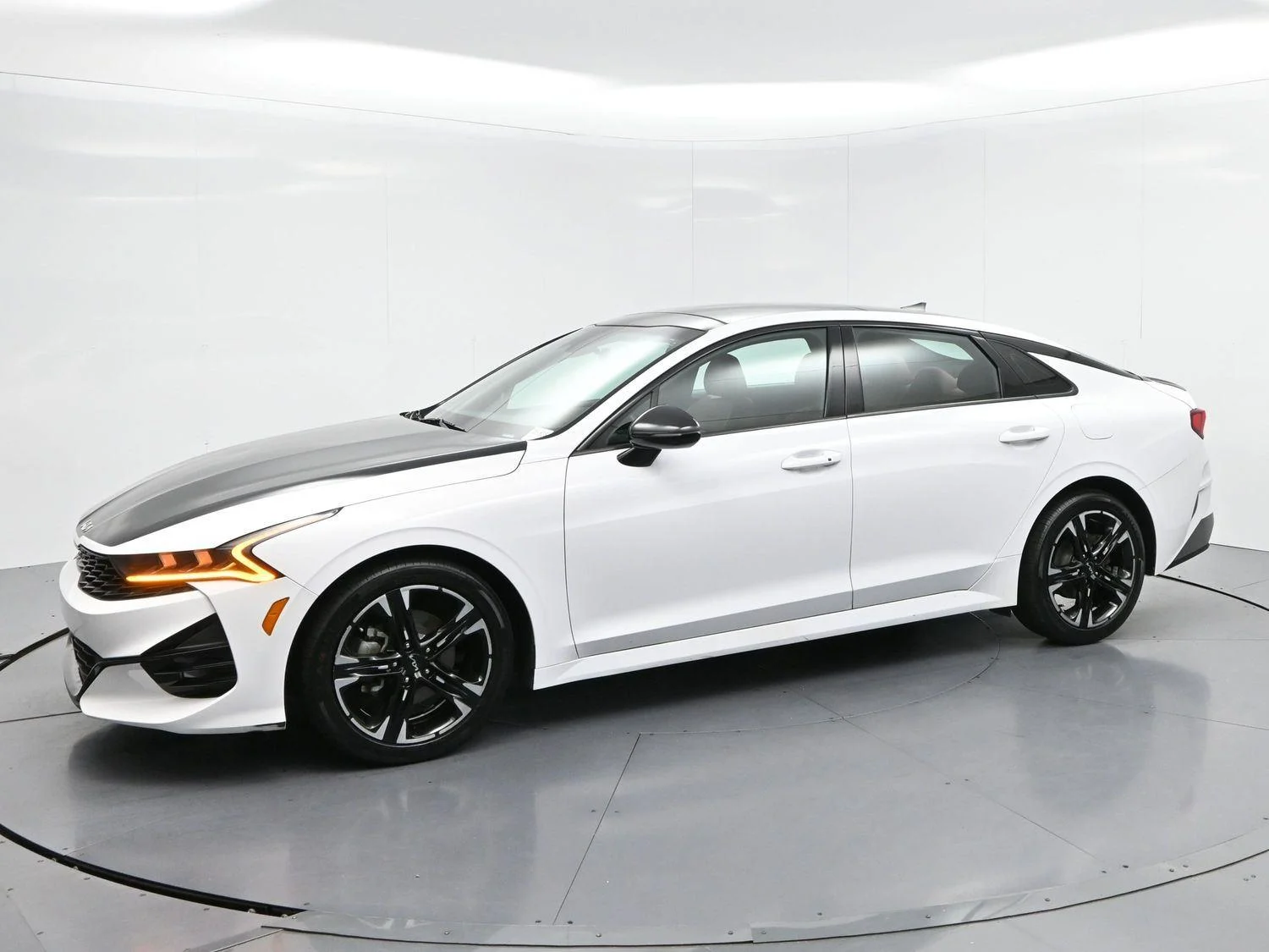 Used 2022 Glacial White Pearl Kia GT-Line image 3