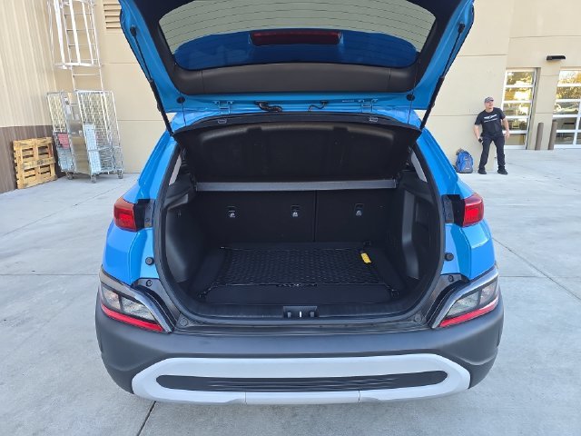 Used 2022 Blue Hyundai SE image 9