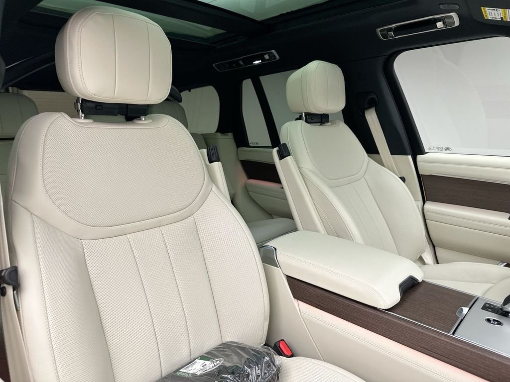 New 2026 Santorini Black Land Rover SE image 6
