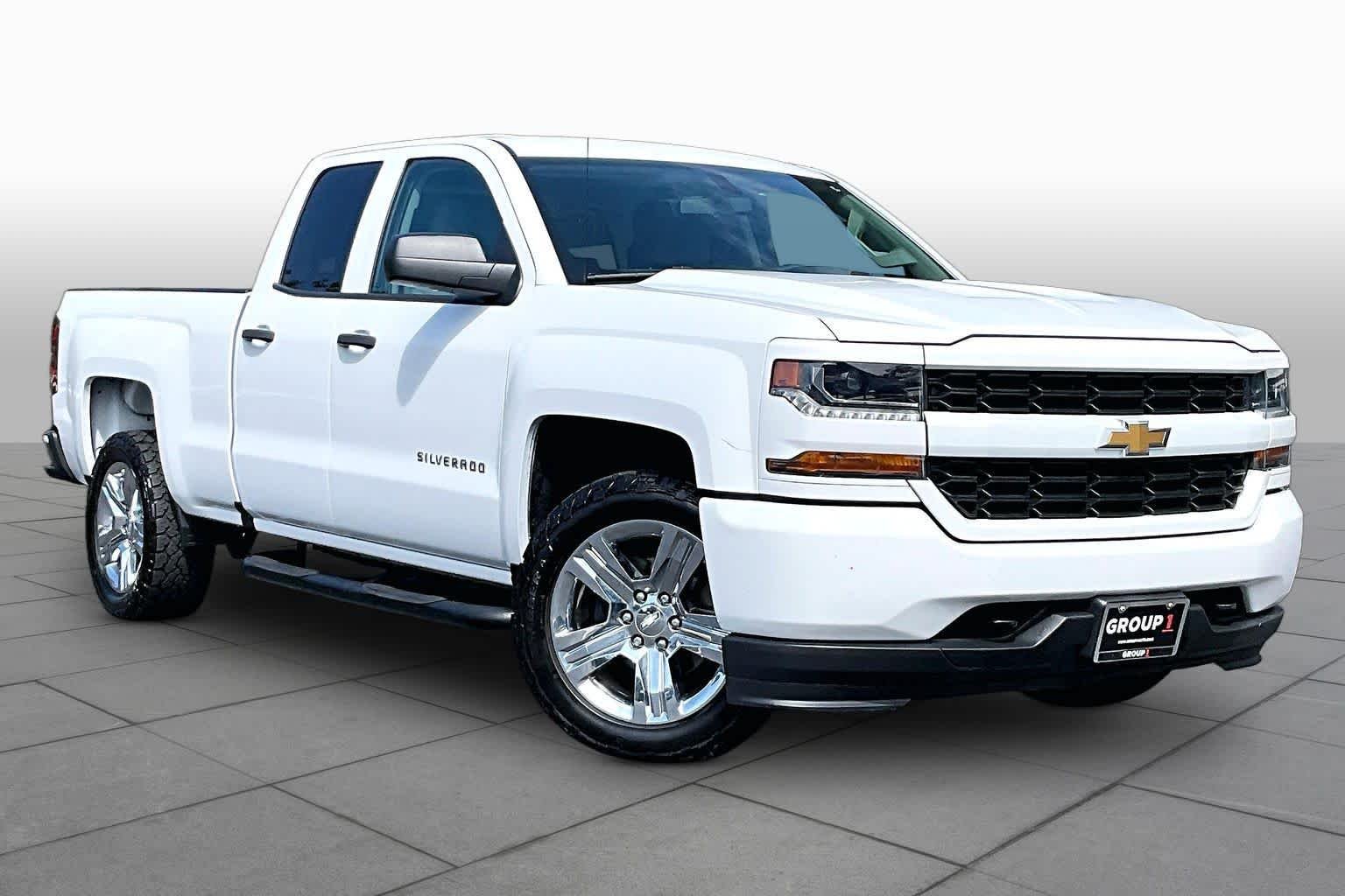 Used 2017 Summit White Chevrolet Custom image 3